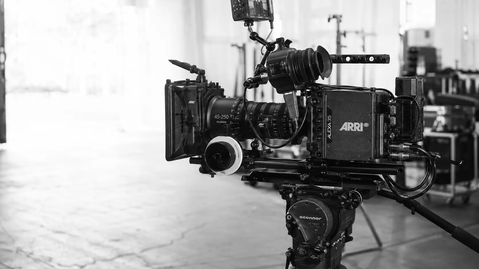 Profesjonalna kamera ARRI ALEXA 35 z obiektywem filmowym przygotowana do pracy na planie